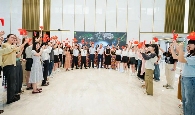 人生就是搏官网开展“引领新风尚·欢跃新时代”文艺快闪活动迎国庆