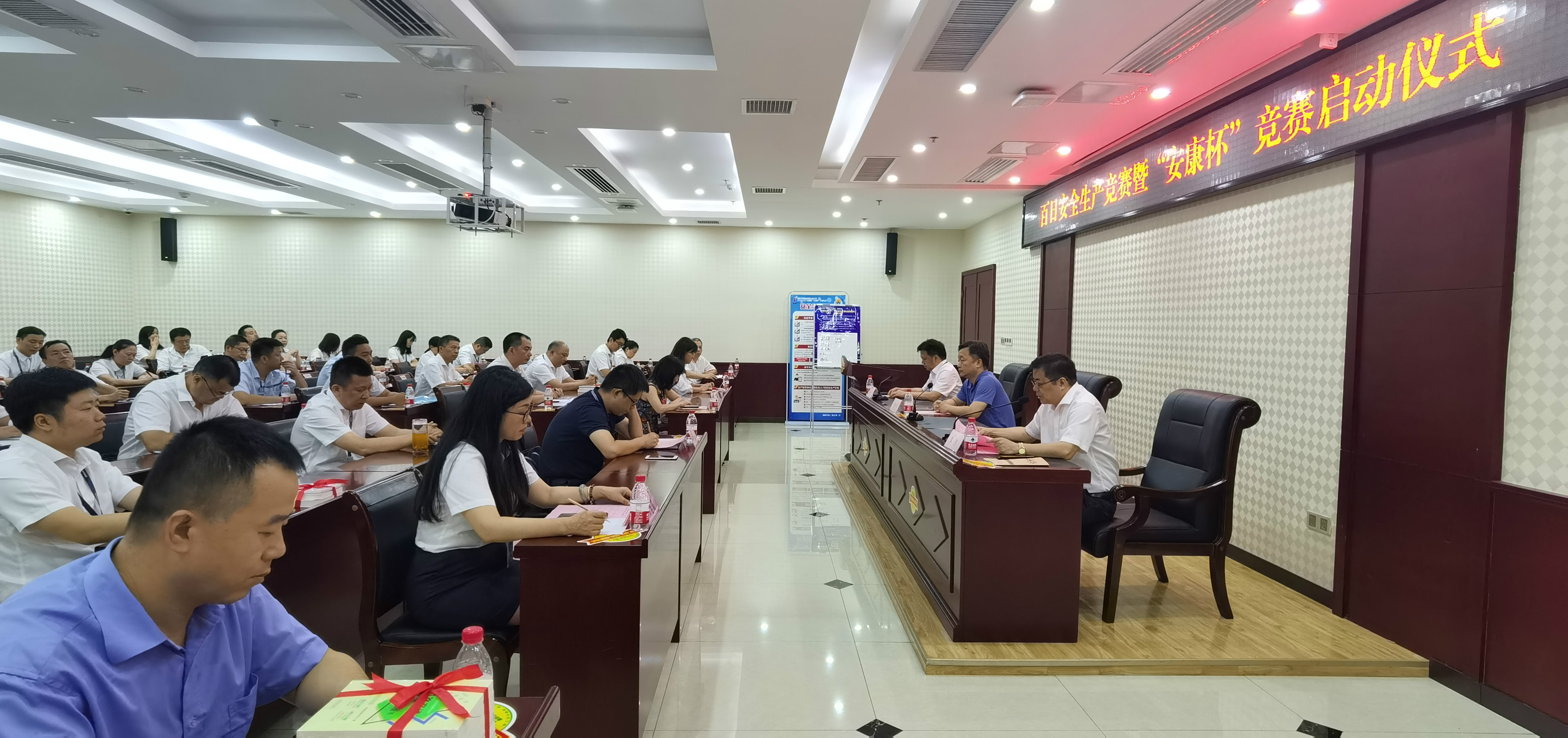 湖南省直工会、人生就是搏官网工会联合举办城市道路运输企业“百日安全生产竞赛” 暨“安康杯”竞赛活动